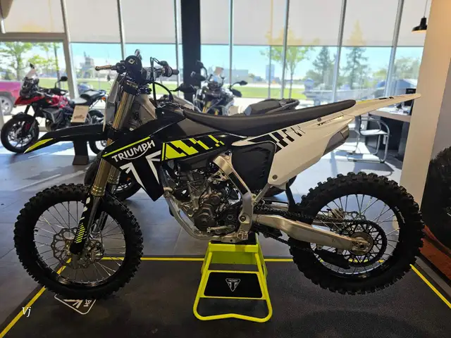 2024 Triumph TF250-X MOTOCROSS DEALER DEMO/ 9.5 HOURS in Dirt Bikes & Motocross in Grande Prairie - Image 2