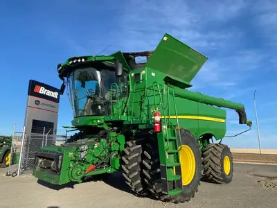 Small Grain 2WD Duals Premium Cab, Small Tough Grains Pkg, Active Yield + Moisture & Yield Leather S...