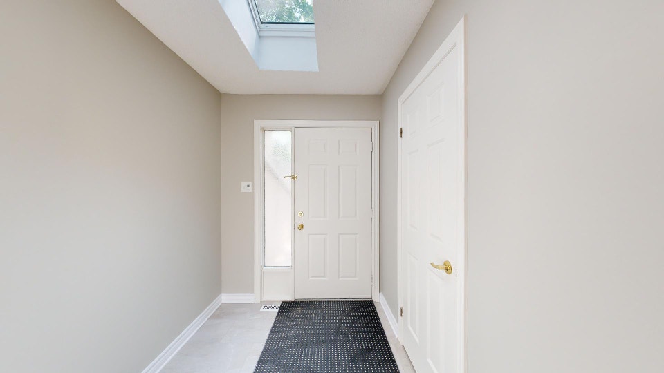 BRIGHT AND SPACIOUS 2 + DEN TOWNHOME NEAR MASONVILLE MALL 4