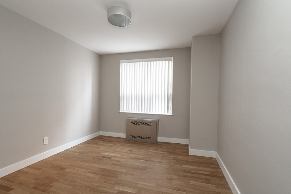 Renovated one bedroom, King and Jameson - ID 405 5