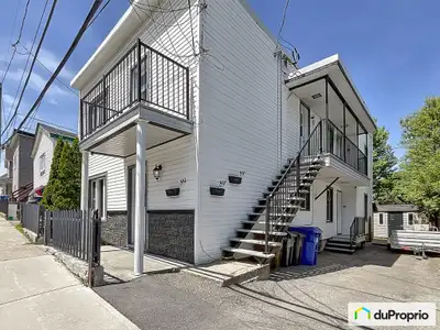 Triplex en très bon état situé près des édifices gouvernementaux, garderies, écoles primaires, secon...