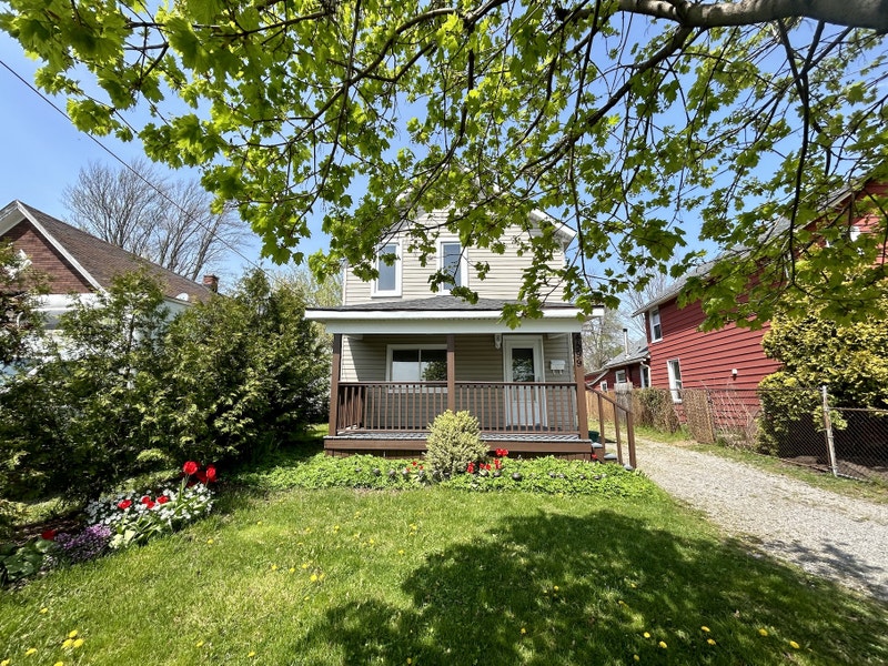 **DETACHED** 2 Bedroom Home in Niagara Falls! Long Term Rentals St