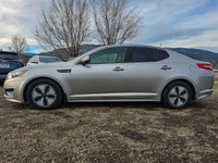 Experience the elegant blend of style and efficiency with the 2012 Kia Optima Hybrid, finished in a... (image 3)