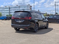 The 2026 Chrysler Pacifica Select offers a blend of style, comfort, and family-friendly technology i... (image 6)