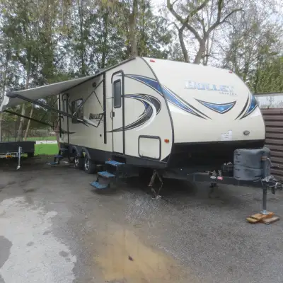Excellent condition and ready to take you to your next travel destination in roomy comfort and conve...