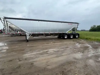 Stock #: VS209412 Grain, Ag, Air suspension, Tridem axle, Aluminum rims, 18 king pin, Tarp: Rollover...