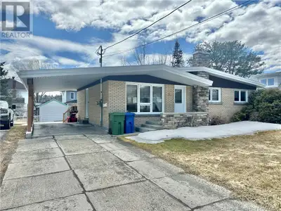 Magnifique bungalow de trois chambres, deux salle de bain complètes, entièrement rénové au goût du j...