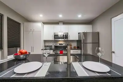 Available MAY 3rd 2 bedroom Executive furnished Downtown Apartment. Turnkey. Granite countertops, st...