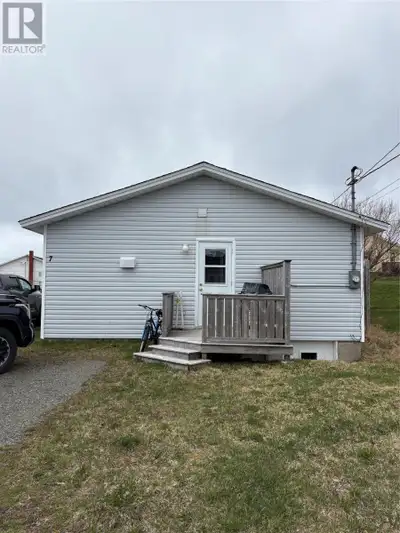 Well maintained 2 bedroom bungalow on a quiet side street. This property would make a great starter...