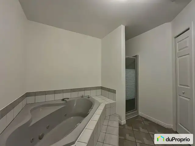 $939,000 - Triplex for sale in Chambly in Houses for Sale in Longueuil / South Shore - Image 5