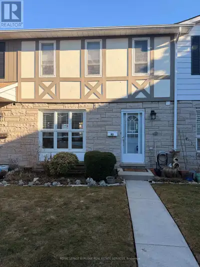 Lakeside Living! Spacious living with 3 plus 1 bedrooms and 2.5 bathrooms with ensuite. Finished bas...