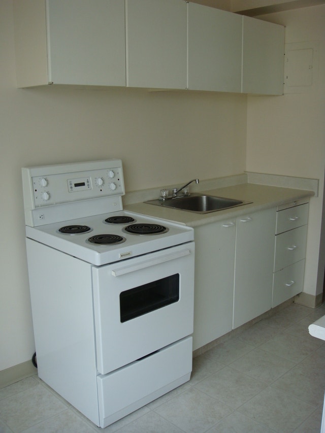 LARGE 1 BEDROOM 505 CLARENCE AVE. S. (UNIVERSITY) Long Term Rentals