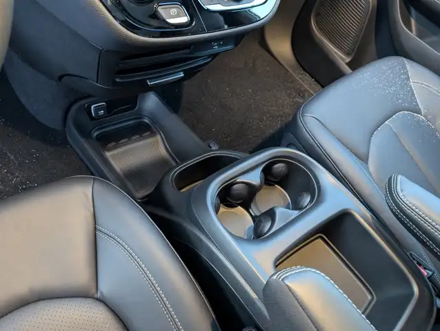 2026 Chrysler Pacifica Select in Cars & Trucks in Edmonton - Image 32