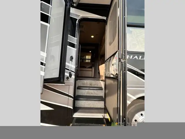 2022 Thor Motor Coach Challenger 35MQ only 6,310 Miles in RVs & Motorhomes in Moncton - Image 11