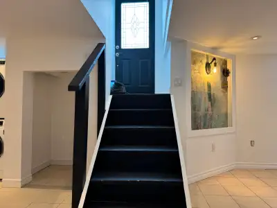 LESLIEVILLE / RIVERDALE Spacious Jr. 1 Bedroom, 1 Bathroom lower level in a gorgeous modern Victoria...