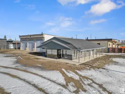 Great Commercial Property if you are looking to start or expand your business! This property feature...