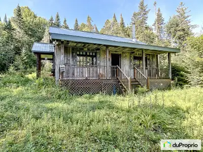 Magnifique chalet au bord de l'eau, situé dans un cul-de-sac sur un terrain de 10 acres à 20 min de...