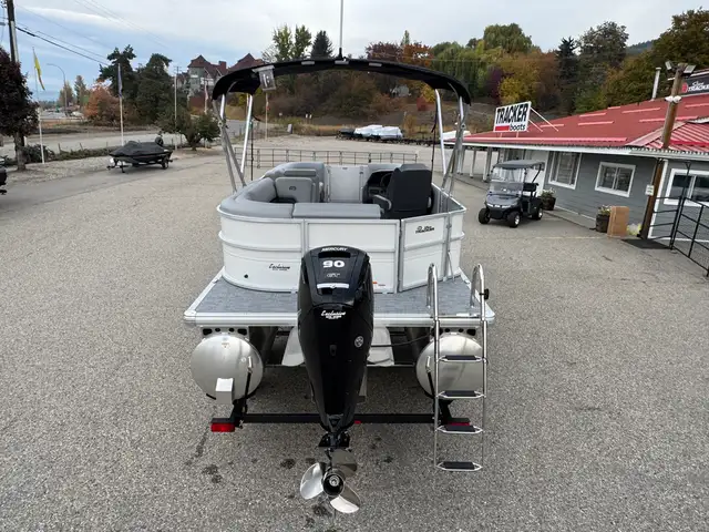 2026 Sun Tracker Party Barge 20 DLX pontoon boat in Powerboats & Motorboats in Prince Albert - Image 9
