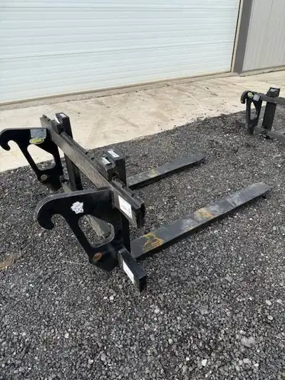 Welcome to Kent Farm Supplies Limited! CAT 261-1413 FORKS FOR 908K WHEEL LOADER, 51in. HPL-V CARRIAG...