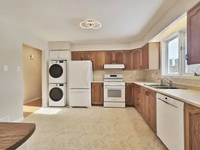 8073 Laurie Lane, Metcalfe, ON, K0A 2P0**3 Bedroom/ Upper Unit Apartment/Detached Home/Backyard/Gara...