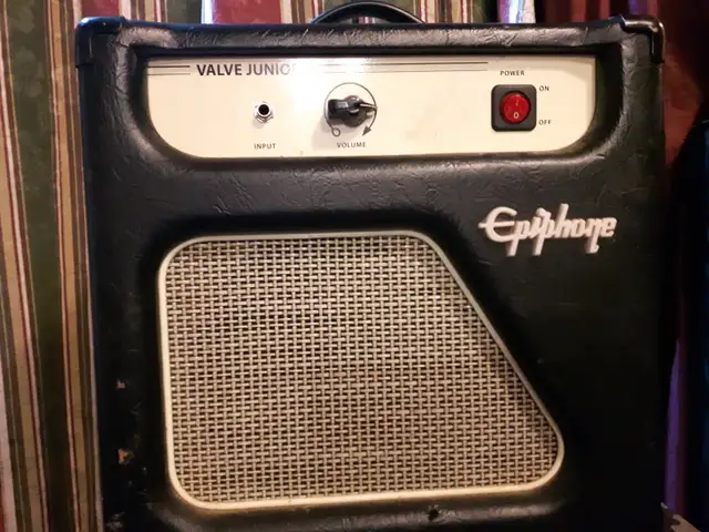 LIGHT tube amp  2 tubes in it in Amps & Pedals in Fredericton - Image 2