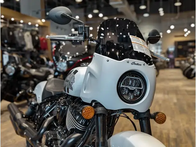 2024 Indian Motorcycle Sport Chief // Ghost White Metallic Smoke in Street, Cruisers & Choppers in Winnipeg - Image 4