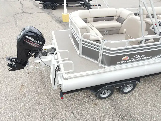 2020 Sun Tracker Party Barge 20 DLX -used pontoon boat in Powerboats & Motorboats in Prince Albert - Image 7
