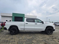 2024 Chevrolet Silverado 1500 LT Trail Boss Crew Cab 4x4 with the 5.3L V8 and only 46,231kms! Clean... (image 3)