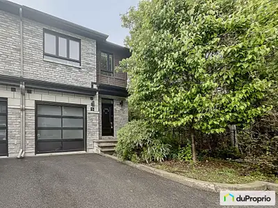 Maison en rangée avec garage Secteur paisible et recherché Belle maison en rangée située dans un qua...
