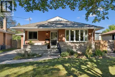 **FIRST-TIME HOME BUYER ALERT** Friendly and family-oriented neighbourhood. Conveniently located clo...