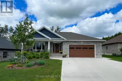 Welcoming Bungalow in Bren Lea Estates. If you've been waiting for a bungalow with exceptional curb...