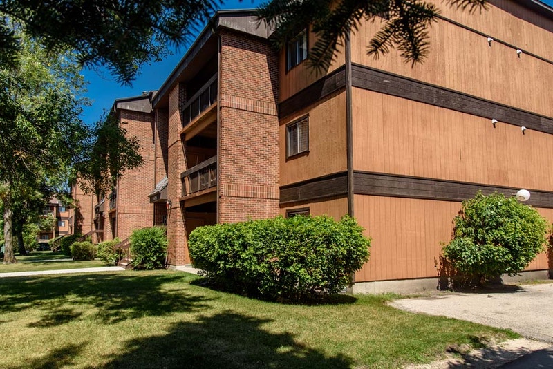 1750/2br · 549 St Anne's Rd, Winnipeg, MB