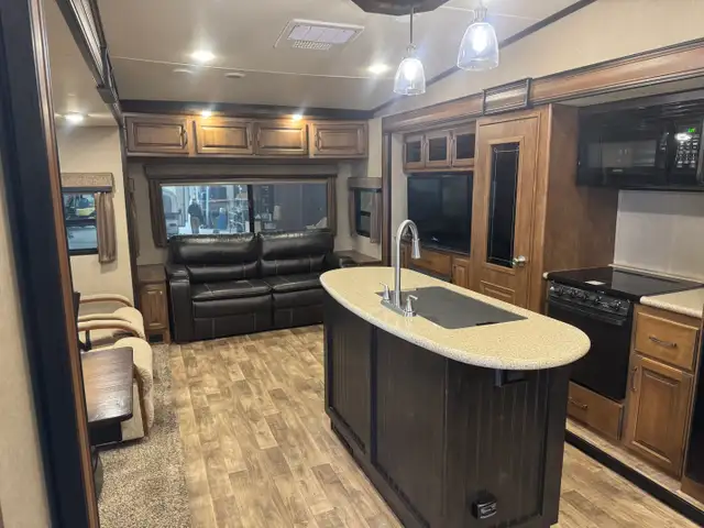 2017 Grand Design REFLECTION 337 RLS in Travel Trailers & Campers in St. Albert - Image 12