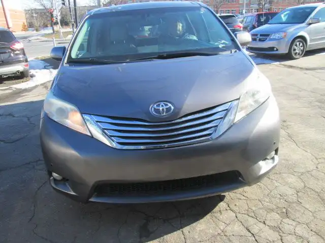 2011 Toyota Sienna Limited AWD in Cars & Trucks in City of Montréal - Image 42