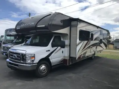 2019 Thor Quantum LF31 - V10 Ford - 18,173 miles - Full Wall Slide - Partial Paint - Powered Awning...