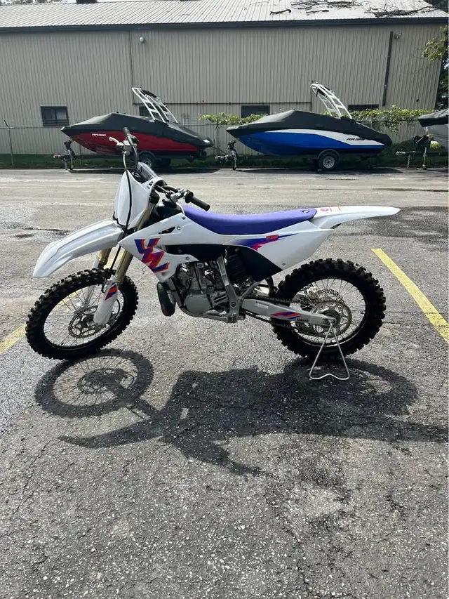 2024 YAMAHA YZ 250 50TH ANNIVERSARY - RETRO WHITE! in Dirt Bikes & Motocross in Saskatoon - Image 3