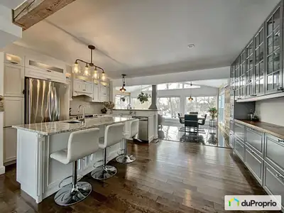 Magnifique maison sise directement sur le bord de l'eau navigable de la rivière Acadie à Chambly. Vo...
