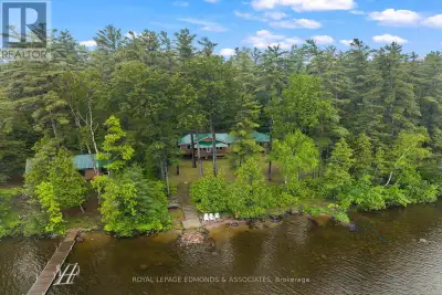 Escape to the lake and experience cottage living at its finest on beautiful Golden Lake. This stunni...