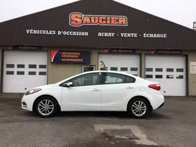 KIA FORTE LX 2016 MANUELLE 1.8 L. 4 CYLINDRES TRÈS PROPRE AUCUNE ROUILLE DÉJA SUR PNEUS D'HIVER MONT...