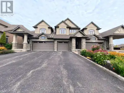 Executive freehold living in Waterloo's coveted Carriage Crossing. This brick, stone, and stucco tow...