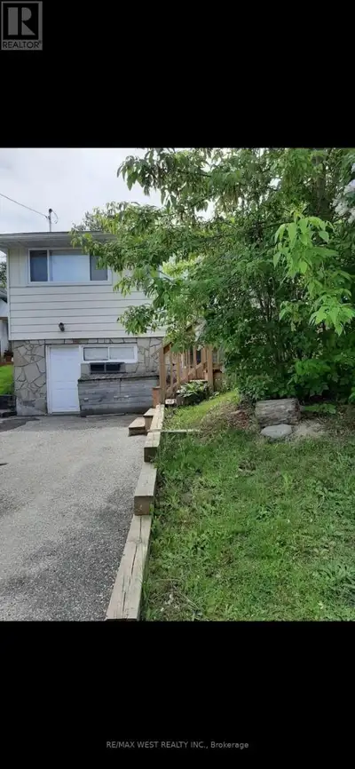 Newly Renovated Bungalow In The Heart Of Downtown Newmarket. Close To Mall, Restaurants, Go Train, S...