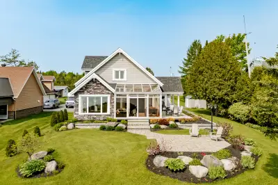 Grand Lac St-François, Ste-Praxède. Wow! Superbe propriété de construction 2013 au bord de l’eau. 3...