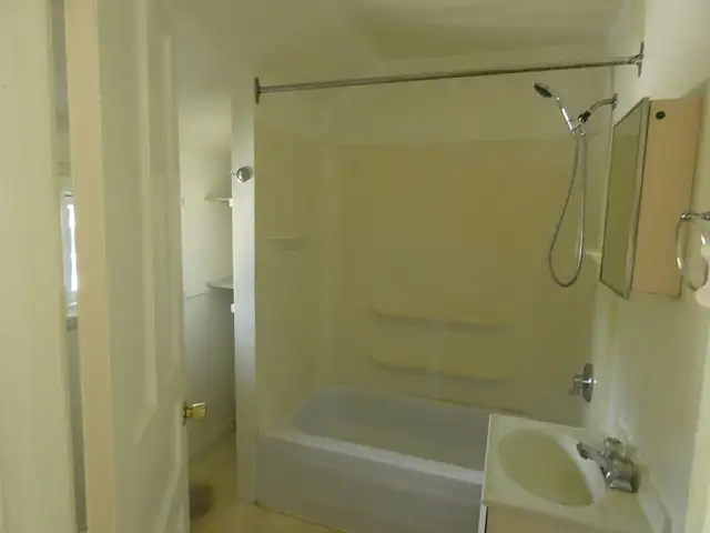 Spacious 1-Bedroom Upper Apartment with 4-Season Sunroom in Long Term Rentals in Belleville - Image 9