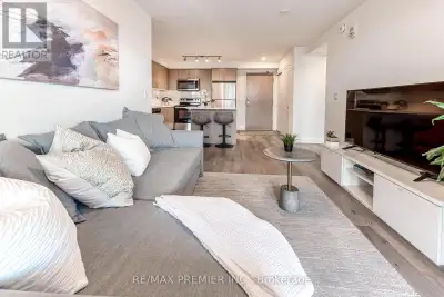 Welcome to this bright and spacious 2-bedroom condo at 58 Lakeside Terrace in Barrie. This well-desi...