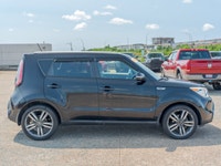 Only 67,337 Miles! KBB.com 10 Coolest New Cars Under $18,000. This Kia Soul has a durable Regular Un... (image 5)
