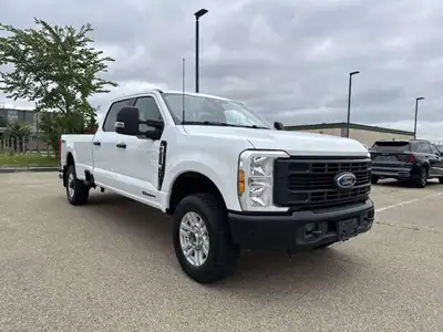 This Ford Super Duty F-350 SRW delivers a Intercooled Turbo Diesel V-8 6.7 L/406 engine powering thi...