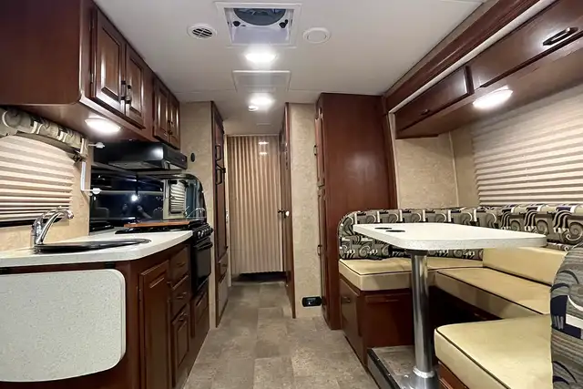 2015 Forest River Lexington 265DS – Pre-Owned Class B+ Motorhome in RVs & Motorhomes in Red Deer - Image 19