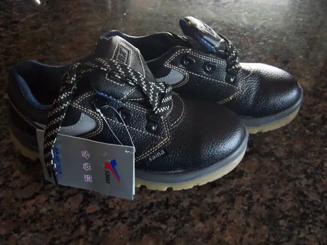 Genuine Leather Lace Breathable Work Safety Shoes  (size 6) in Men's Shoes in Hamilton - Image 3