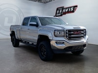 The 2018 GMC Sierra 1500s powerful profile and distinctive stance turns heads and makes a statement... (image 7)