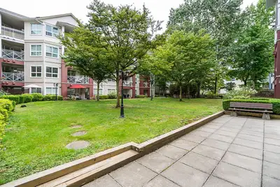 1 bedroom apartment in a small complex within walking distance to shopping and groceries, dining and...